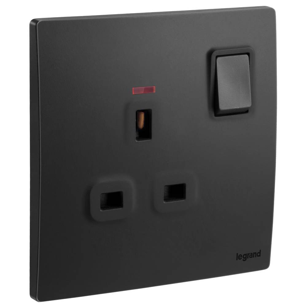 Legrand - Mallia Plug with Disconnect Switch - Double Pole - 13A - 250V - British Specifications - Black