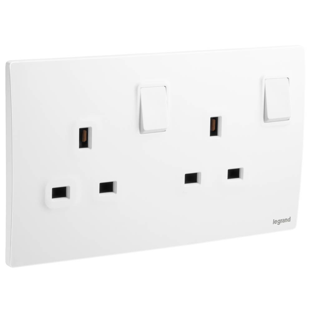 Legrand - Mallia Plug with Disconnect Switch - Double Pole - 13A - 250V - British Specifications - with Indicator Lamp - White